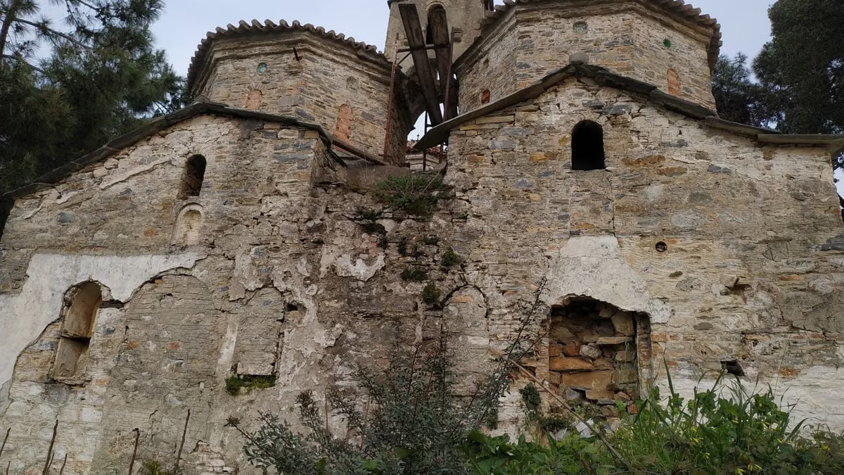 An old, abandoned stone church in Samos, Greece, showcasing historic architecture.